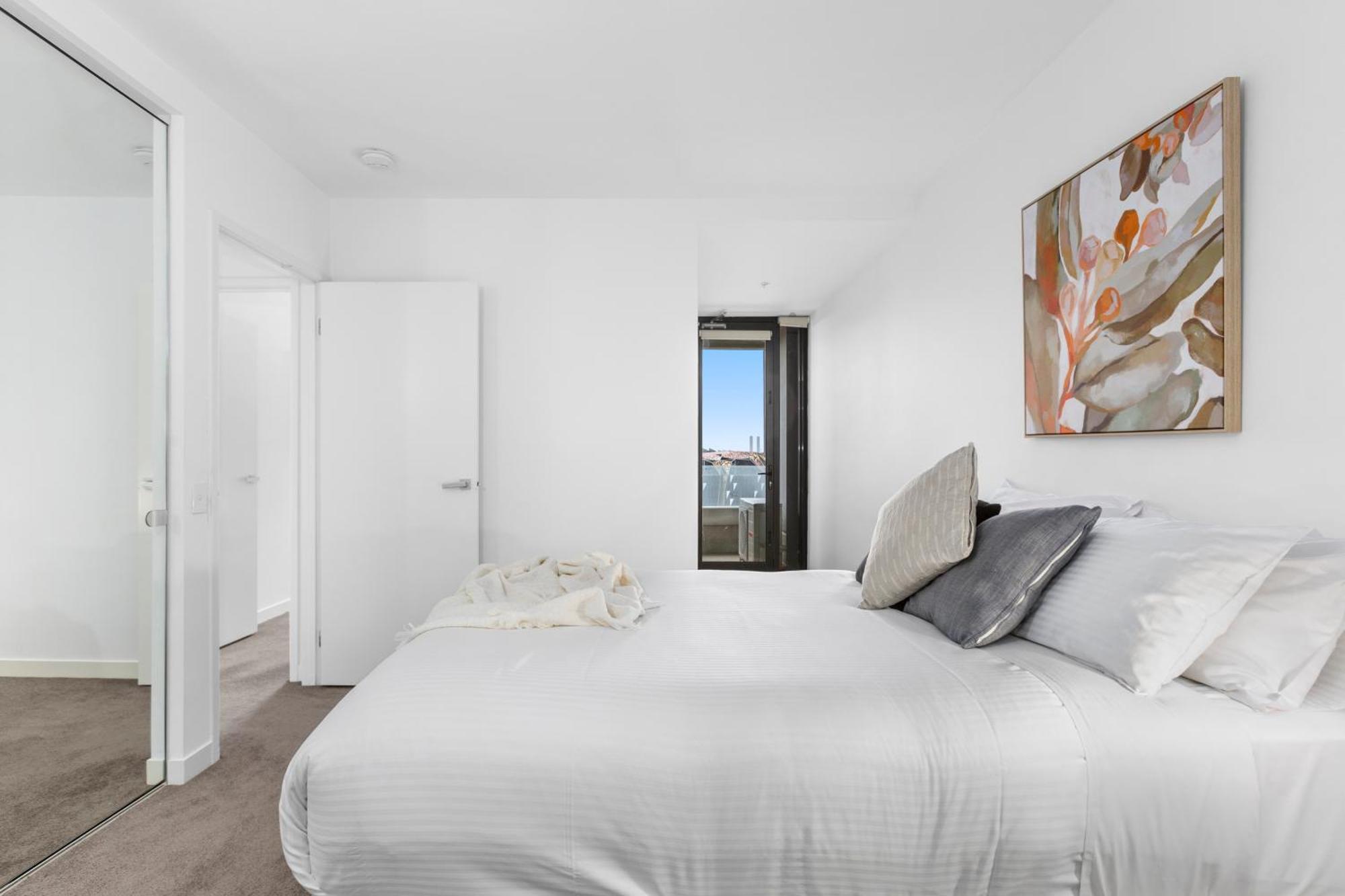 Complete Host Neo Apartments Melbourne Room photo